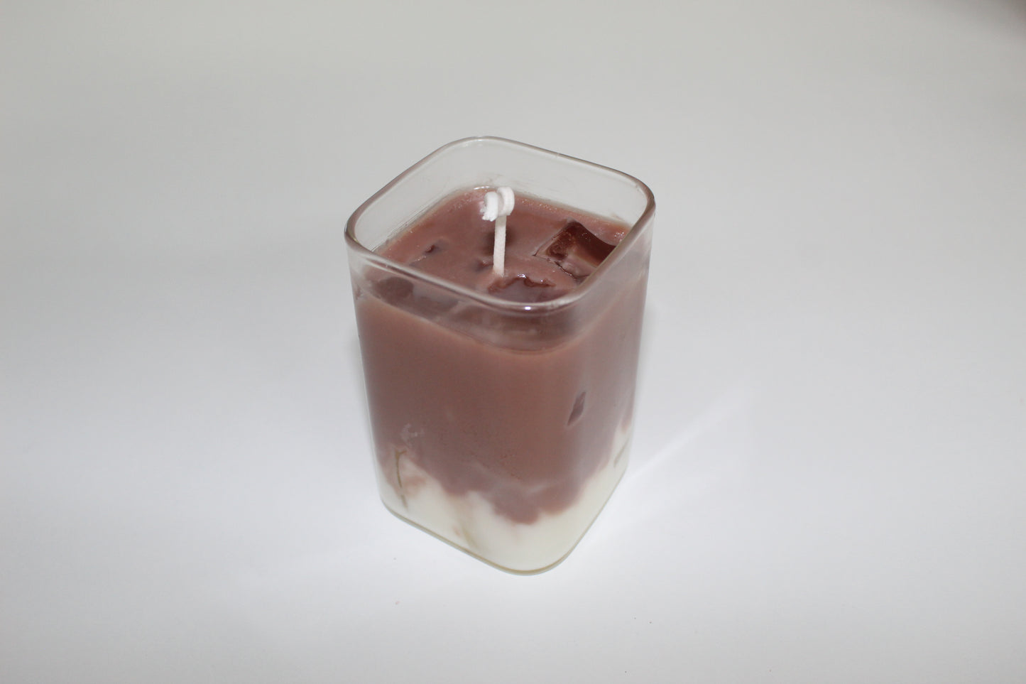 Duftkerze „Iced Latte“ im Glas – mit Eiswürfeln & Kaffeebohne