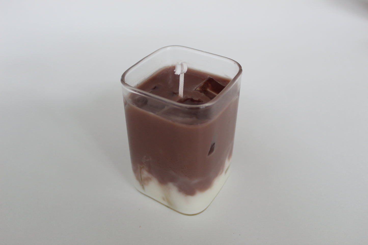 Duftkerze „Iced Latte“ im Glas – mit Eiswürfeln & Kaffeebohne